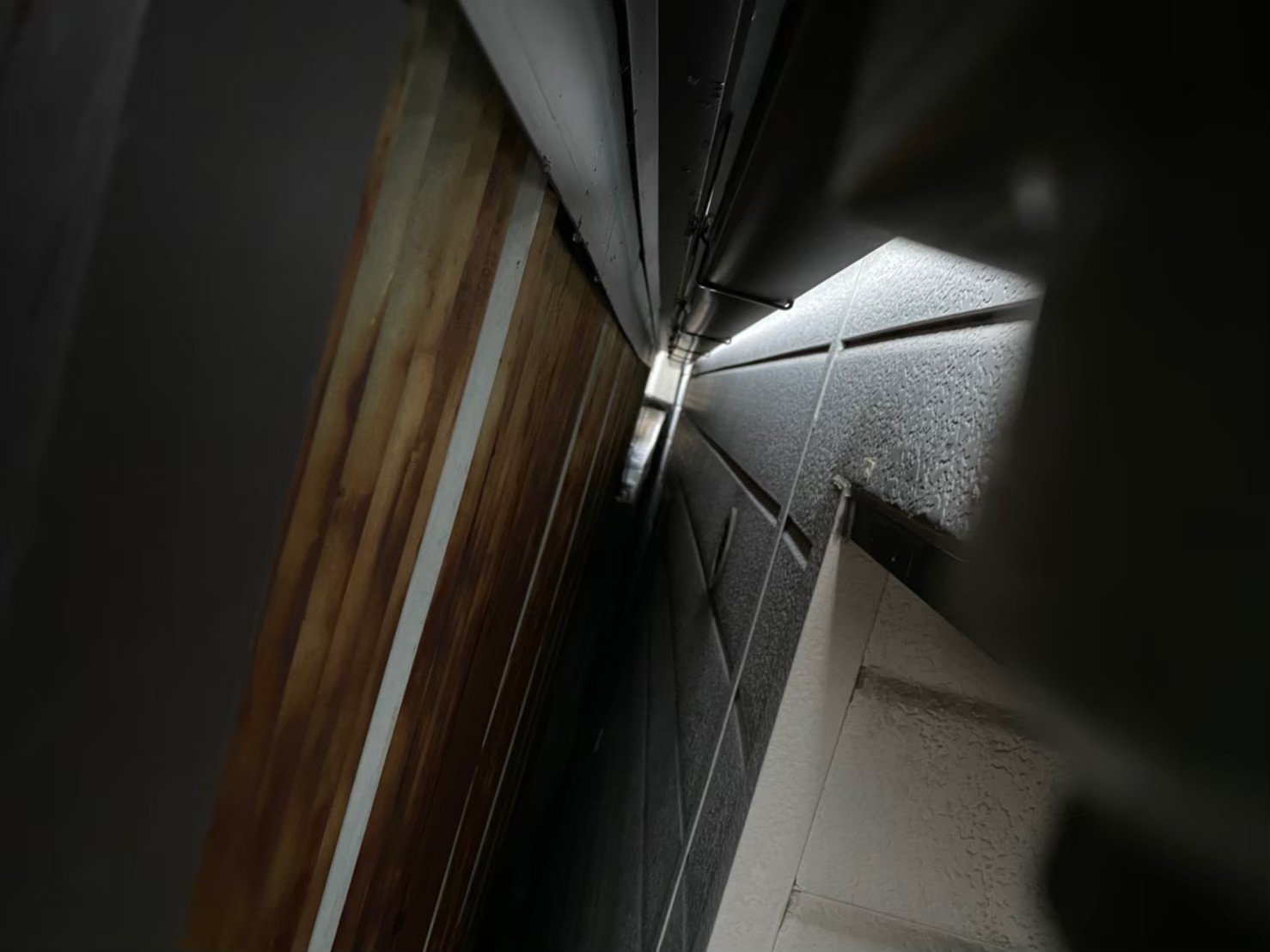 軒先に雨樋の設置